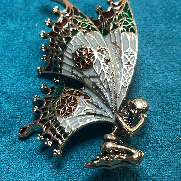 Fairy Brooch- Kneeling Praying Fae - Picture 2 of 5